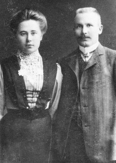 Kihlakuva, kauppaneuvos August Lipsanen s.23.6.1876, k. 11.8.1948 ja hänen vaimonsa Impi (s Huida s.27.5.1889, k. 15.4.1960, vihitty 31.7.1910 Porissa.