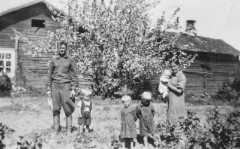  Antti Lipsasen (s.1855 Juvalla) Kiteen koti n. 1940, kuvassa Juho Taavetti, Elma Kaarina ja ilmeisesti Ensi, Eeva, Ossi ja Irma