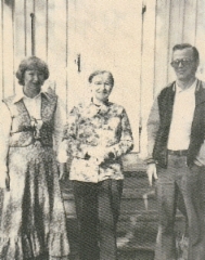 Airi Kantanen:kuvassa 1977 oikealla mina, äiti, Veikko kotiovenedessä