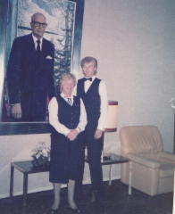 Airi Kantanen: olen työpaikassa virallisessa työn kuvassa v 1985 Kari Halmeen kanssa hotelli Presidentin aulassa