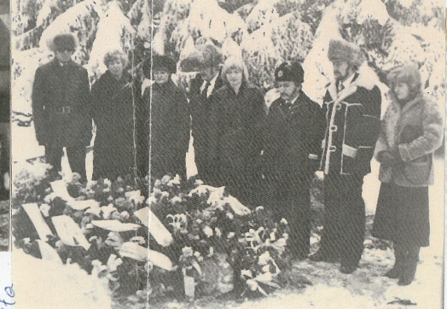 Airi Kantanen: tässä olemme Ada Hännisen hautajaisissa 18.1.1980 mina ja veljeni Veikko vasemmalla