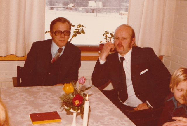 Airi Kantanen:veljeni Veikko ja Hannu Hänninen äidin hautajaisissa Juvalla 18.1.1980