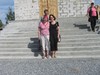 Marjaana ja Pirjo Ruskealan kirkon portailla