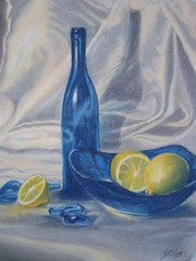 sininen pullo ja sitruunavati/ blue bottle and lemon dish
