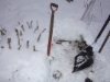 perusrunkojen kaivamista lumesta helmikuussa