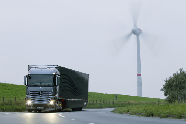  IIA : Mercedes Benz Aerodynamic Truck & Trailer 