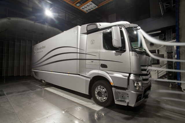 IIA : Mercedes Benz Aerodynamic Truck & Trailer 