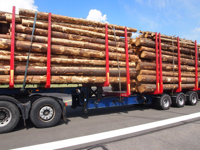 UPM testasi yli 76 tonnia painavia ja yli 25,25 metriä pitkiä HCT-ajoneuvoyhdistelmiä (High Capacity Transport) Lappeenrannan lentokentällä tiistaina 25.6.2013