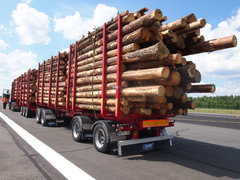 UPM testasi yli 76 tonnia painavia ja yli 25,25 metri pitki HCT-ajoneuvoyhdistelmi (High Capacity Transport) Lappeenrannan lentokentll tiistaina 25.6.2013