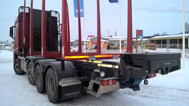 TrippeliMersu 35 tonnin kokonaispainolla. Suomen pohjoisin puutavara-auto on Kuttasessa.