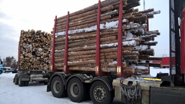 76 tonninen yhdistelmä ilman nosturia kuljettaa yli 55 tonnia puuta.