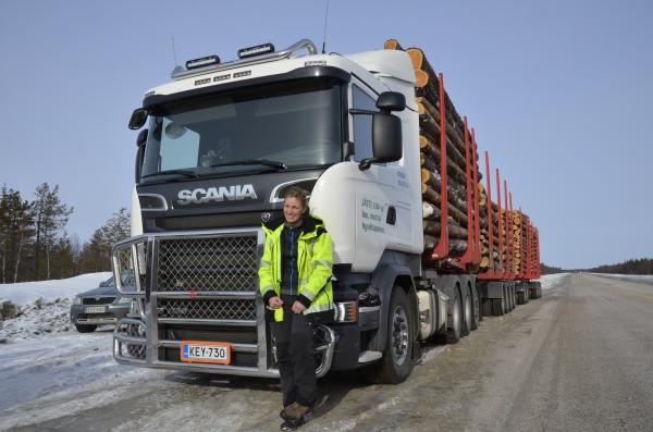 Jättirekka 104 tonnia. Euroopan suurin puutavarayhdistelmä Metsähallituksen ajossa.