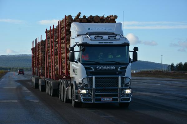 Jättirekka 104 tonnia. Euroopan suurin puutavarayhdistelmä Metsähallituksen ajossa.