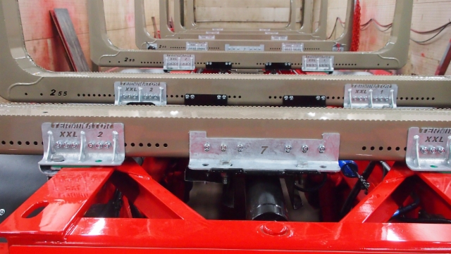 Pankonsiirtolaitteen hydraulisylinteri ja kuormankiristimet (ESSEMATIC) ovat tässä vaunussa samassa paketissa.