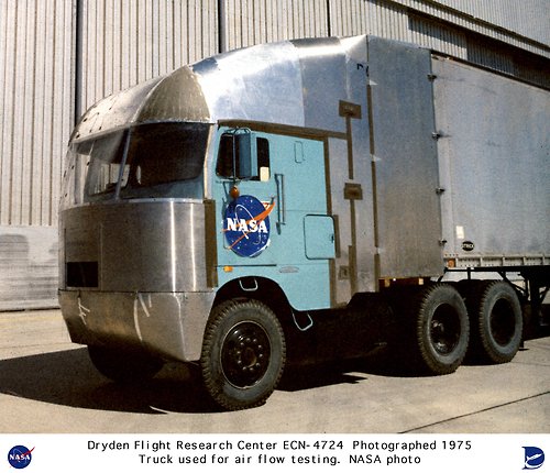 NASA on kehittänyt rakettien ohella myös kuorma-autotekniikkaa - 50-60 luvun koeauto on kuin nykyIveco-.