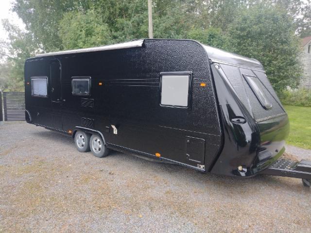 Mustat kaleeriit....