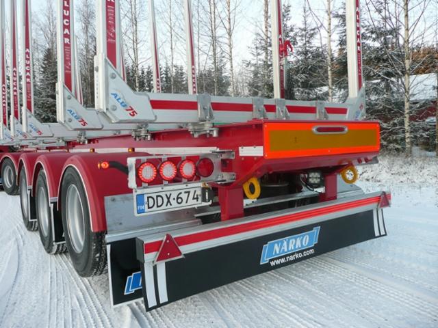 Paha esimerkki perävaunun "aeromuotoilusta" - vain lamput, ja lampputeline ovat ykköstä.