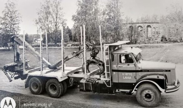 Aloitin autovarustelut alumiinipaketilla, jossa vain pankkoteipit olivat muovia, mutta nuukuuttani suojaisessa paikassa, ja lujaliikaista.