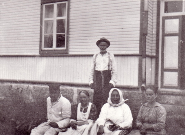 Tissarin talon väkeä. Kuva: Anna-Lisa Lindelöf 1914.