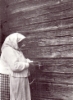 Ruusa Tissari seinävyötä kutomassa. Kuva: Anna-Lisa Lindelöf 1914.
