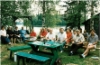 Sukukokoukseen 1994 osallistujia.