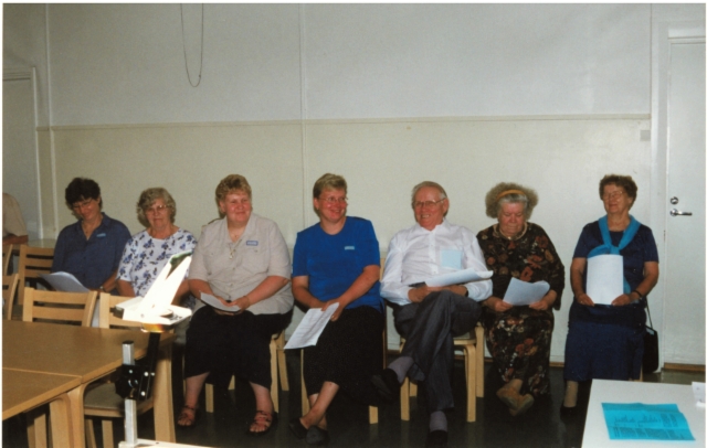 Sukukokoukseen 2001 osallistuneita.