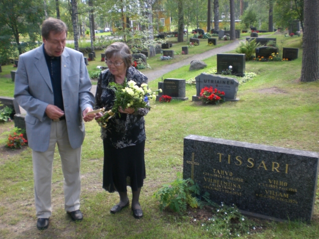 Kukat Tahvo Tissarin haudalle. Veikko ja Pirkko.