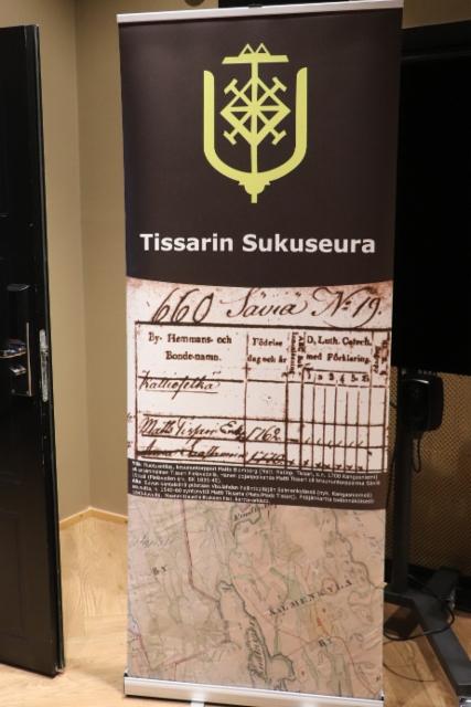 Sukuseuran roll-up kokoustilan edustalla