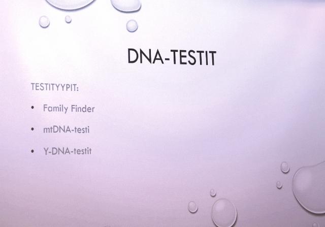 Yksityiskohta DNA-tutkimukseen keskittyneestä esityksestä