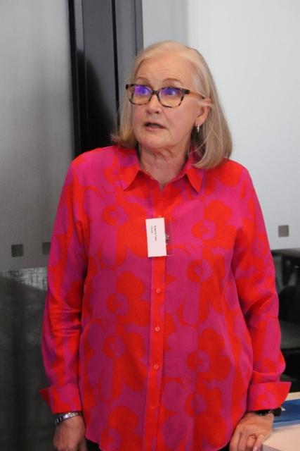 Tuula Niskanen pitämässä esitystä DNA-tutkimuksesta