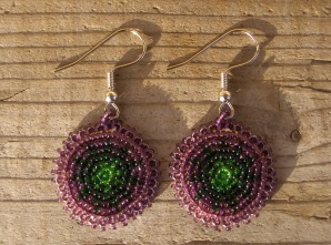helmikirjotut korvakorut 7  lila.vihrea - beaded earrings purple-green