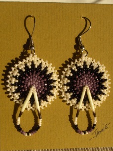 helmikirjotut korvakorut 8 lila-mustavalk. - beaded earrings purple-white-black