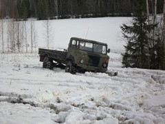 Ja GAZ se niin kepeästi etenee, ei mitään vastusta tuolla mutaisella ja lumisella pellolla