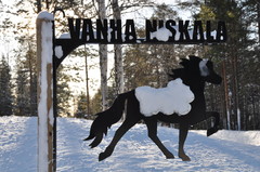 Onneksi lumi ei kuitenkaan peitä kylttiä - kyltin hevonen kyllä juoksee jo kohta hankea pitkin..